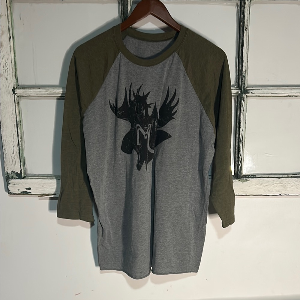 Gray and Green Long Sleeve Tee with Artistic Graphic